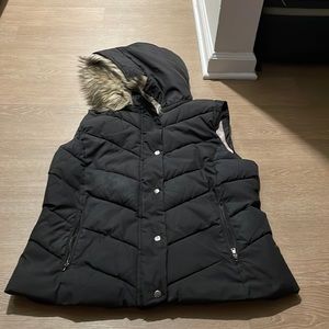 Gap Women Black Sleeveless Jacket with Fur XL/16
